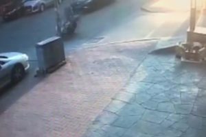Motosiklet otomobile &ccedil;arptı: Feci kaza kamerada!