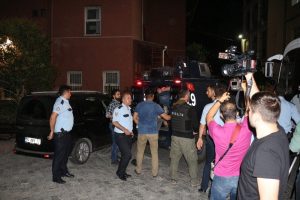 İstanbul Fatih'te h&uuml;cre evine baskın: 2 g&ouml;zaltı