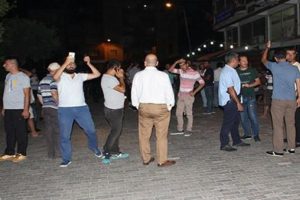 İki gen&ccedil; kavga etti! Bir il&ccedil;e sokağa d&ouml;k&uuml;ld&uuml;