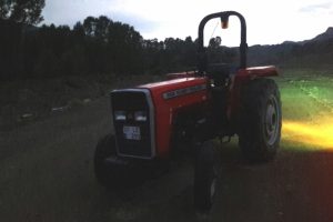 4 yaşındaki &ccedil;ocuk trakt&ouml;rden d&uuml;şerek &ouml;ld&uuml;