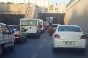 Bursa'da makara y&uuml;kl&uuml; kamyon alt ge&ccedil;ide sıkıştı