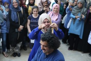 Bursa'da &ouml;ğrencisi &uuml;niversiteyi kazanınca uzattığı sa&ccedil;larını kestirdi
