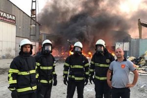 İtfaiyecilerin yangın &ouml;z&ccedil;ekimine tepki yağdı