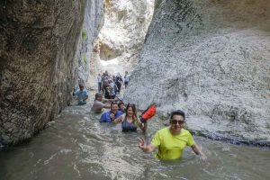 Şelaleden atlamak i&ccedil;in birbirleriyle yarıştılar