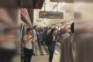 Londra'da boşaltılan metro istasyonu yeniden a&ccedil;ıldı