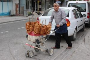 Bebek arabasından bozma ekmek teknesiyle rızkını arıyor