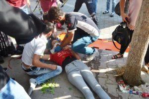 2'nci kattaki evlerinin balkonundan d&uuml;şen kadın yaralandı