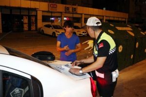 Alkoll&uuml; s&uuml;r&uuml;c&uuml; otomobiliyle k&ouml;pr&uuml; korkuluklarına &ccedil;arptı