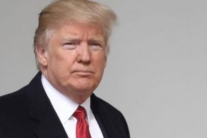 Trump: Onun da heykellerini yıkacak mıyız?
