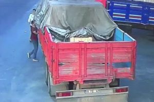 Kamyondan telefon &ccedil;alan hırsız kameraya yakalandı