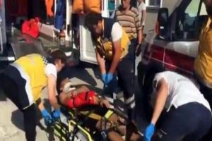 Halı silkeleyen &uuml;niversite &ouml;ğrencileri yere &ccedil;akıldı