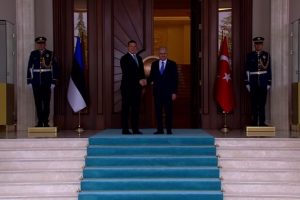 Başbakan Yıldırım Estonyalı mevkidaşını t&ouml;renle karşıladı