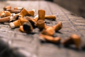 Sigara tiryakileri bile bile &ouml;l&uuml;me koşuyor