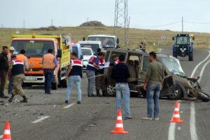 Otomobiller kafa kafaya &ccedil;arpıştı: 1 &ouml;l&uuml;, 4 yaralı