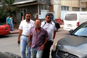 Kızını d&ouml;vmesine engel olan g&uuml;venlik&ccedil;iyi t&uuml;fekle vurdu