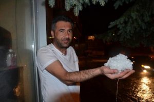 Fındık b&uuml;y&uuml;kl&uuml;ğ&uuml;nde dolu yağdı