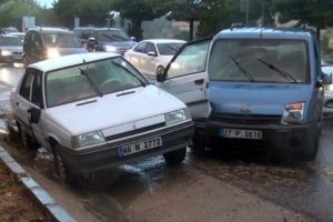 Sağanak yağış kazaları da beraberinde getirdi
