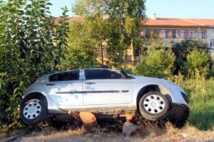 Park halindeyken hareket eden otomobil yayalara &ccedil;arptı!