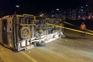 Yolcu minib&uuml;s&uuml; ile otomobil &ccedil;arpıştı: 12 yaralı