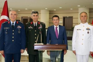 G&ouml;rev s&uuml;resi dolan komutanlardan Bakan'a veda ziyareti