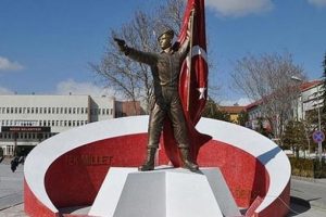 Tepki geldi, &Ouml;mer Halisdemir'in heykeli değiştiriliyor