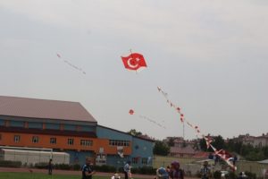 400 &ccedil;ocuk T&uuml;rk bayraklı u&ccedil;urtmalarla g&ouml;ky&uuml;z&uuml;n&uuml; s&uuml;sledi