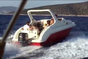 Turist s&uuml;s&uuml; vererek ka&ccedil;maya &ccedil;alıştılar