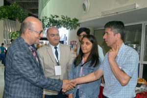 &Uuml;niversite rekt&ouml;r&uuml;, yeni &ouml;ğrencilerini otogarda bizzat karşılıyor