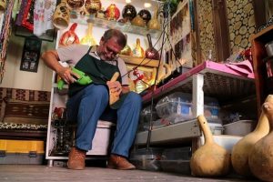 Yetiştirdiği su kabaklarını sanat eserine d&ouml;n&uuml;şt&uuml;r&uuml;yor