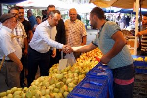 Bursa'da kaymakam k&ouml;yl&uuml; pazarını denetledi