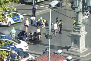 Barcelona'da dehşet! Minib&uuml;s kalabalığın arasına daldı