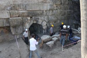 2 bin yıllık baraj ve h&ouml;y&uuml;k bulundu