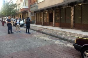 Sokakta ortasında kuyumcuyu vurup 8 kilo altını &ccedil;aldılar