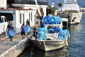 14 saatte, 10 ton &ccedil;&ouml;p topladılar!