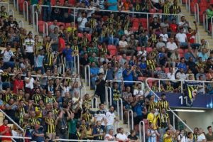 Fenerbah&ccedil;e taraftarı &Uuml;sk&uuml;p'te yalnız bırakmadı