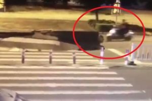 &Ccedil;&ouml;ken yol motosikletliyi yuttu
