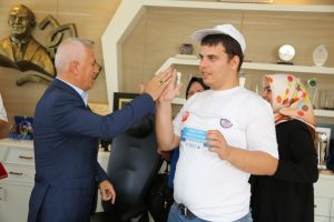 Engellilerden Bursa Nil&uuml;fer Belediye Başkanı Bozbey'e teşekk&uuml;r plaketi