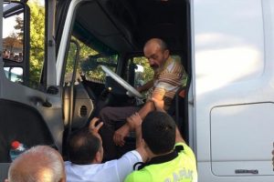 TIR şof&ouml;r&uuml;n&uuml; g&ouml;renler hemen polisi aradı! Ger&ccedil;ek sonra ortaya &ccedil;ıktı