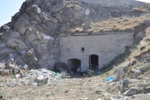 436 yıllık tabya ahır olarak kullanılıyor
