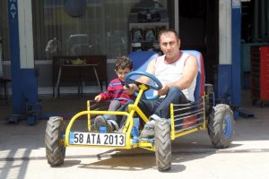 &Ccedil;ocuklarıyla gezmek i&ccedil;in 4 bin liraya ara&ccedil; yaptı