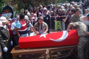 Şehidin hamile eşi tabutuna sarılarak ağladı
