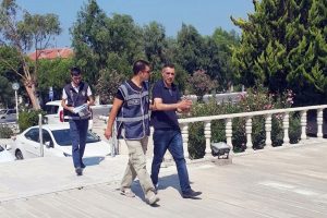 34 g&ouml;&ccedil;men yakalandı: 6 tacir tutuklandı