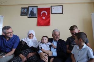 Başbakan Yıldırım'dan 15 Temmuz şehidinin ailesine ziyaret