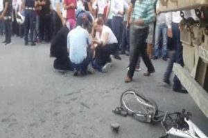 Bisikletli &ccedil;ocuklar kamyonla &ccedil;arpıştı: 1 &ouml;l&uuml; 1 yaralı