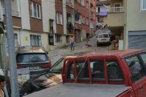 Tartıştığı ağabeyini bı&ccedil;aklayarak &ouml;ld&uuml;rd&uuml;
