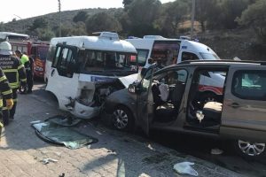 Dolmuş ile minib&uuml;s &ccedil;arpıştı: 8'i turist 16 yaralı
