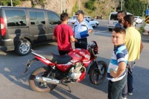 Takla atan motosikletteki 2 kardeş yaralandı