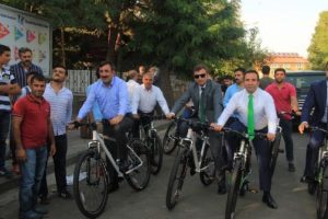 AK Partili Yılmaz, bisiklet ve tekerlekli sandalye dağıttı