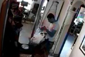 'Arkadaşın istiyor' diye kandırıp, aldığı bağış kutularıyla ka&ccedil;tı