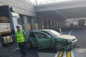 Otomobil ile &ccedil;ekici &ccedil;arpıştı: 2 yaralı